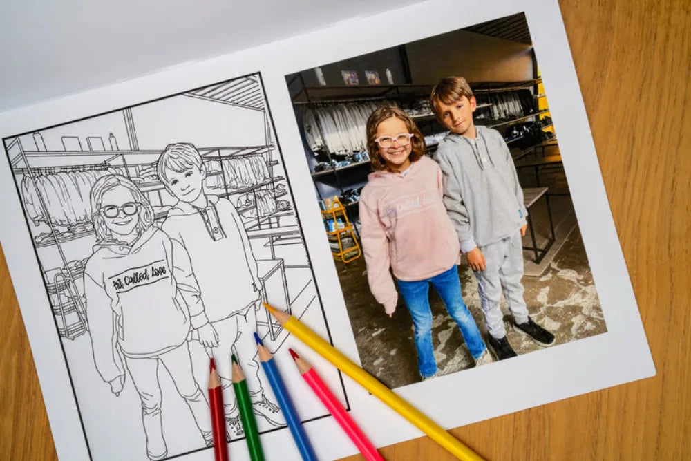 Otevřené fotomalovánky – omalovánka vedle původní fotografie dvou dětí